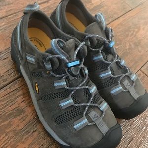 Brand new KEEN women’s hiking shoes